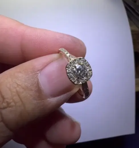 Produsul final, clientul a ales aur galben de 14 k si o piatra centrala de 0.35 ct.