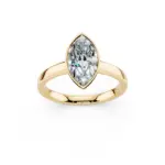 Inel de logodna cu diamant marchiz de 1.31 ct. Montură tip bezel cut. Se poate confecționa pe comadă, orice dimensiune aur 14k/18k, alb/roz/galben sau argint. Caratajul diamantului și forma sa pot varia în funcție de preferințele clientului.